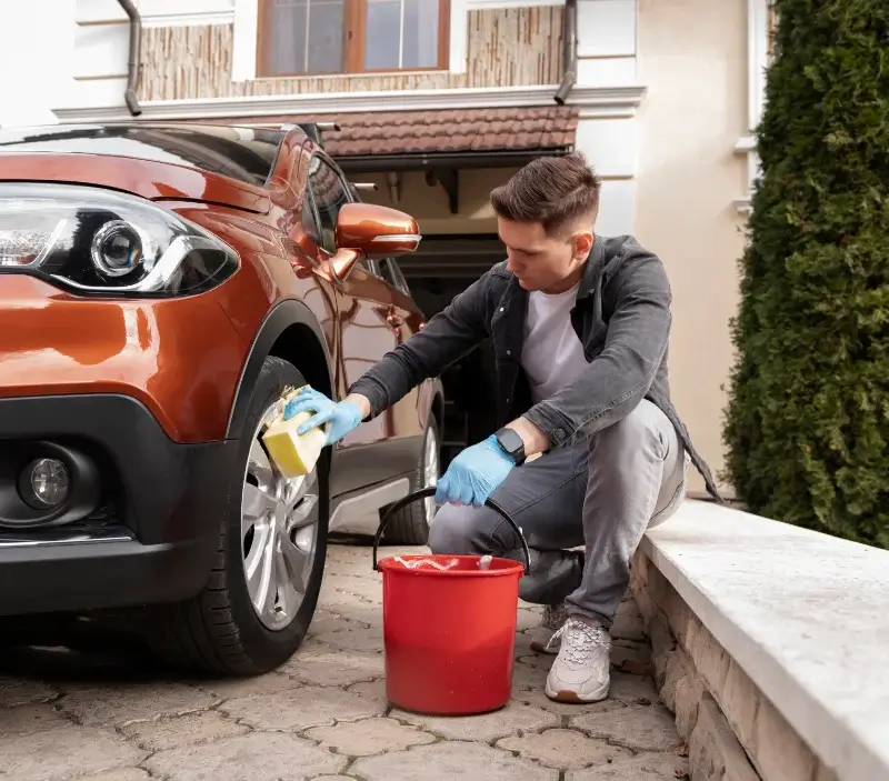 Lavage auto à domicile Saint-Laurent-de-Condel : professionnel intervenant sur un véhicule